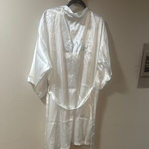 Linea Donatella Womens Sz M Mrs Embroidered Satin Robe and Bag